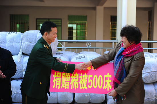 萬(wàn)寧災(zāi)區(qū)寒冬棉被緊缺 海南邊防急調(diào)500床棉被贈(zèng)群眾