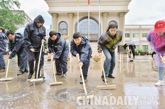 秦皇島市委書(shū)記孟祥偉與群眾一起清潔城市街道