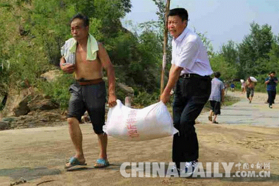 邢臺(tái)縣國(guó)土資源局全力做好抗洪救災(zāi)工作 愛心物資送災(zāi)區(qū)