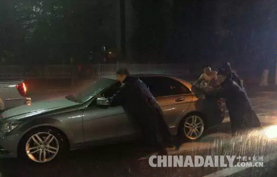 邢臺抗洪搶險救災(zāi)第一線：80后夫妻同力抗洪