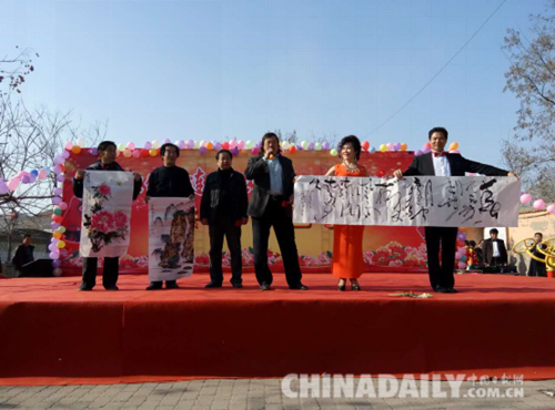 唐山中恒文化心連心藝術(shù)團(tuán)赴開(kāi)灤礦區(qū)慰問(wèn)演出