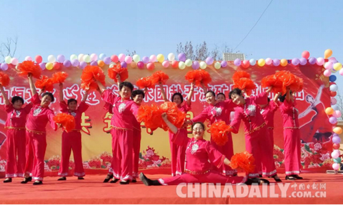 唐山中恒文化心連心藝術(shù)團(tuán)赴開(kāi)灤礦區(qū)慰問(wèn)演出