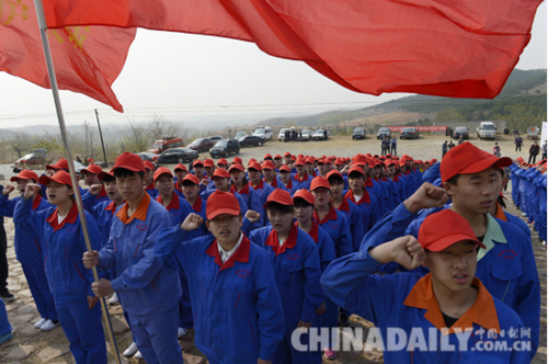 唐山遷安開(kāi)展志愿者為長(zhǎng)城“美容”活動(dòng)
