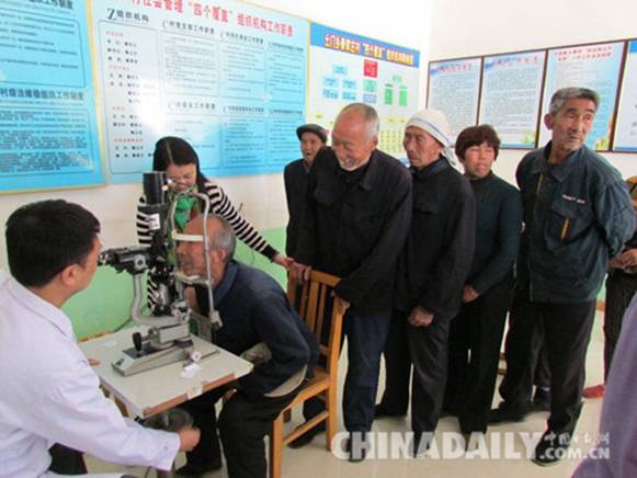 河北愛心組織扶貧深入山村 免費為60余名老人做眼部檢查