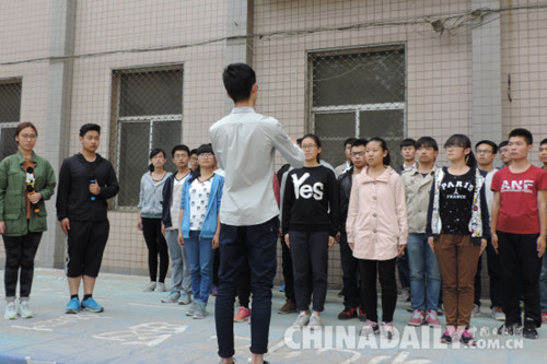 石家莊鐵道大學(xué)機(jī)械學(xué)子齊唱紅歌獻(xiàn)禮黨的生日