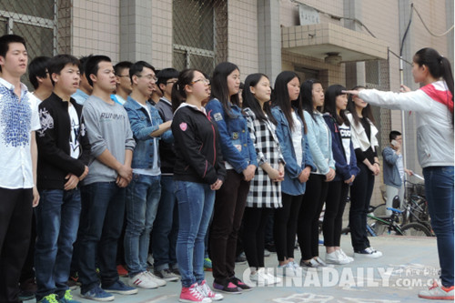 石家莊鐵道大學(xué)機(jī)械學(xué)子齊唱紅歌獻(xiàn)禮黨的生日