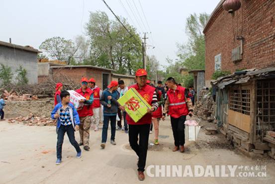 平山愛(ài)心救援隊(duì)為義演活動(dòng)帶路給困難家庭送溫暖