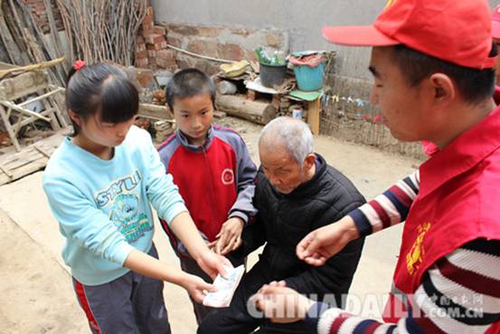 平山愛(ài)心救援隊(duì)為義演活動(dòng)帶路給困難家庭送溫暖