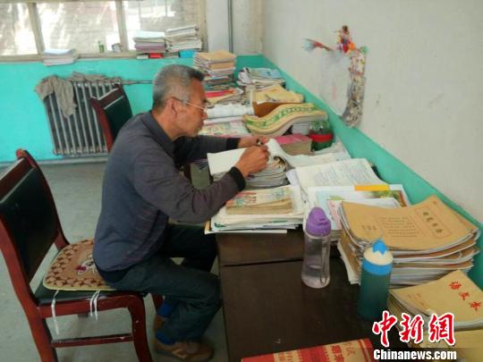 “老師爸爸”患癌堅(jiān)持任教 三尺講臺(tái)演繹追夢人生