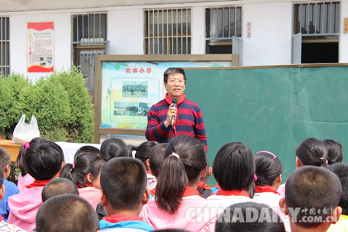 校園翰墨香 書畫寄深情 文化名人書畫院走進(jìn)紅色革命老區(qū)