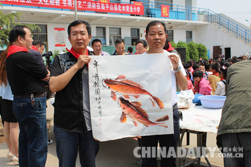 校園翰墨香 書畫寄深情 文化名人書畫院走進(jìn)紅色革命老區(qū)