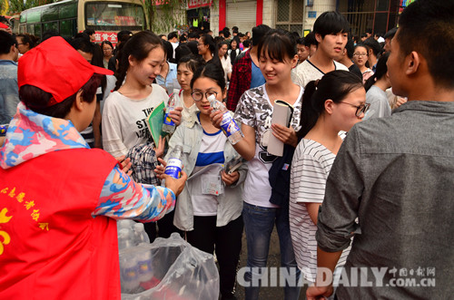 “滴滴清水意 濃濃助考情”為學(xué)子加油助力