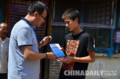 火紅七月 黨旗飄揚 淶源縣助學(xué)在行動