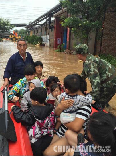 河北邢臺官兵暴雨中奮戰(zhàn)10余小時 轉(zhuǎn)移受災(zāi)群眾2000余人