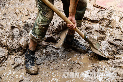 武警河北總隊(duì)：洪水退卻 這里仍然是“戰(zhàn)場”
