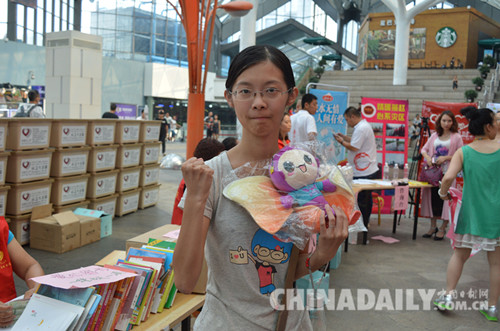 大型抗洪救災(zāi)募捐義賣活動舉行 籌集35萬余元救援物資