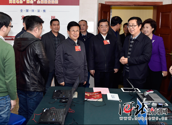 趙克志張慶偉看望參加全國兩會報道的新聞工作者