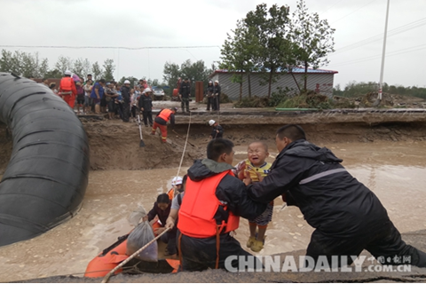 邢臺(tái)開發(fā)區(qū)遇洪災(zāi)千名群眾被困 消防挺進(jìn)一線抗洪救險(xiǎn)