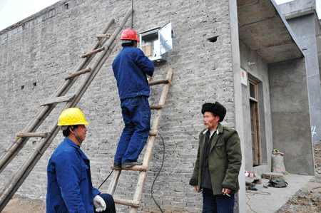 南陽高新區(qū)供電分局為“五保”老人免費接電