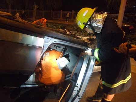 司機酒駕撞翻護欄 轎車“四腳朝天”