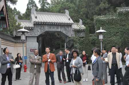 七國駐華使節(jié)考察世界文化遺產(chǎn)--洛陽龍門石窟