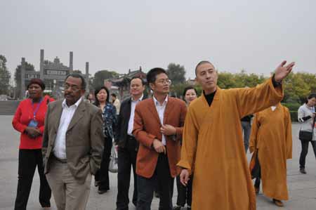 七國駐華使節(jié)考察世界文化遺產(chǎn)--洛陽龍門石窟