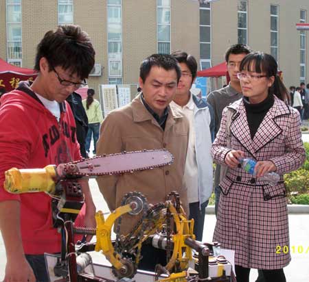 中原工學院開展“科技活動周”增強創(chuàng)新能力