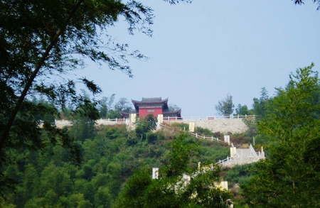 固始：西九華山景區(qū)迎來(lái)清明旅游小高峰