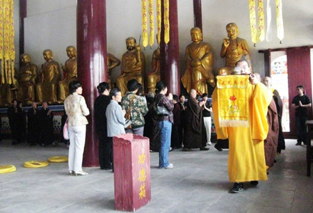 固始：西九華山景區(qū)迎來(lái)清明旅游小高峰