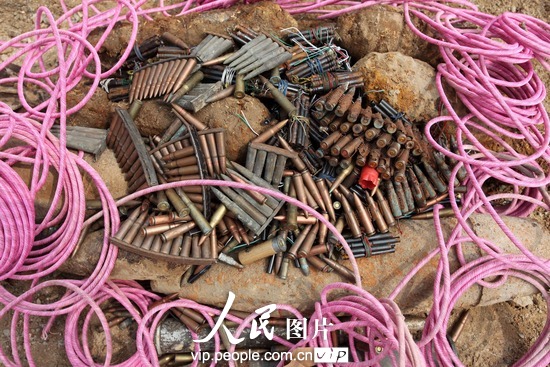 河南許昌警方集中銷毀雷管手榴彈（圖）