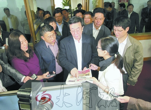 郭庚茂與大河報年輕記者親切互動 給報紙“挑錯兒”