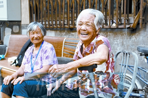 鄭州“好孫媳”爭回奶奶照顧17年 鄰居都點(diǎn)贊