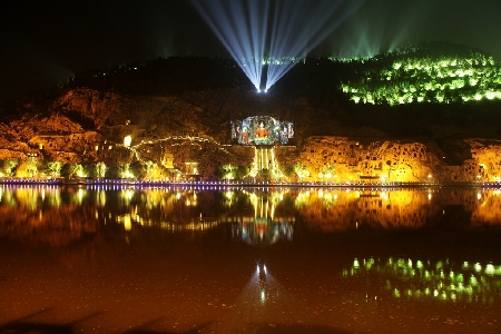 洛陽(yáng)邀請(qǐng)“文明河洛大講堂”名師夜游龍門(mén)