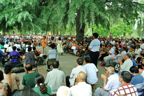 鄭州秋高氣爽 市民游園感受美景