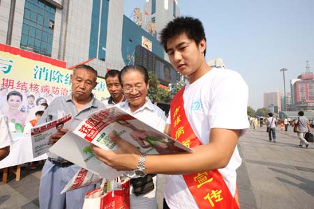 鄭州鐵路局開展暑期結(jié)核病防治宣傳活動