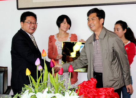 二十一世紀(jì)英文報與欒川縣第一高級中學(xué)簽署合作協(xié)議