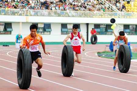 七屆農(nóng)運會田徑比賽 趣味性體現(xiàn)農(nóng)民特色（組圖）