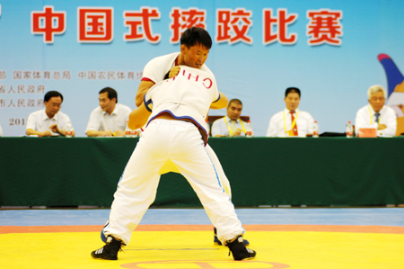 農(nóng)運會中國式摔跤開賽 爭霸賽正在激烈的進行中