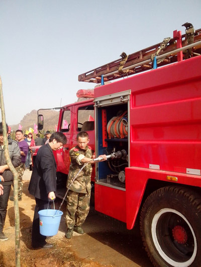 河南汝州紗帽山上植樹(shù)忙