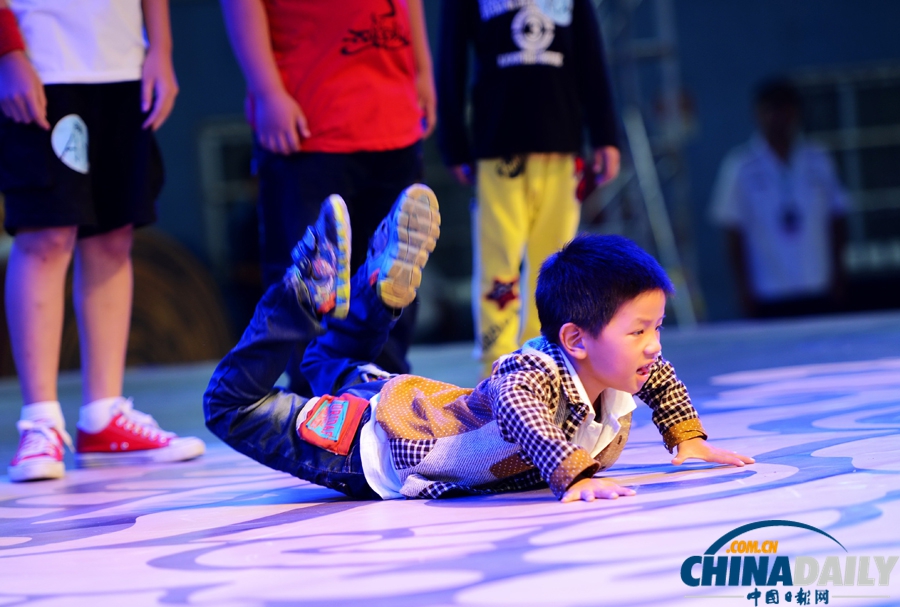 首屆中國(guó)（鄭州）國(guó)際街舞大賽開(kāi)幕