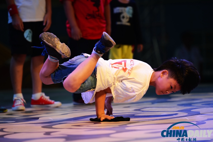 首屆中國(guó)（鄭州）國(guó)際街舞大賽開幕