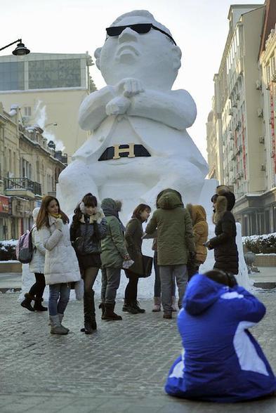 雪雕“鳥(niǎo)叔”亮相冰城街頭