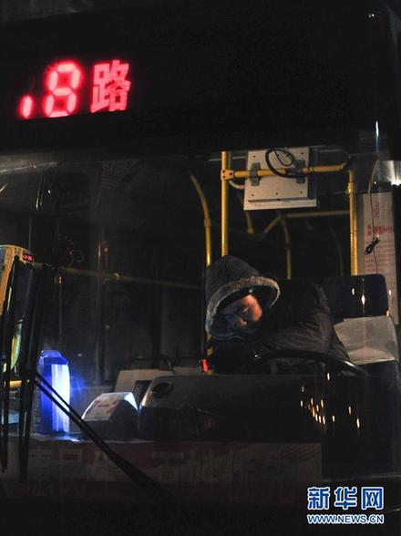 嚴(yán)寒中與夜晚相伴——探訪“三九天”中的哈爾濱公交熱車員