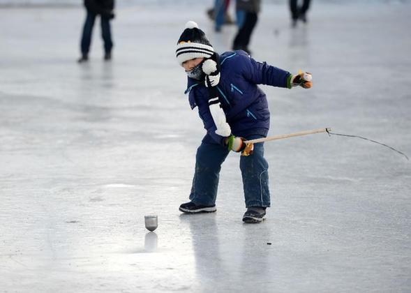 哈爾濱：數(shù)九寒天戲冰雪