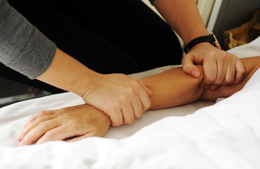 小提琴挑起家的重?fù)?dān)