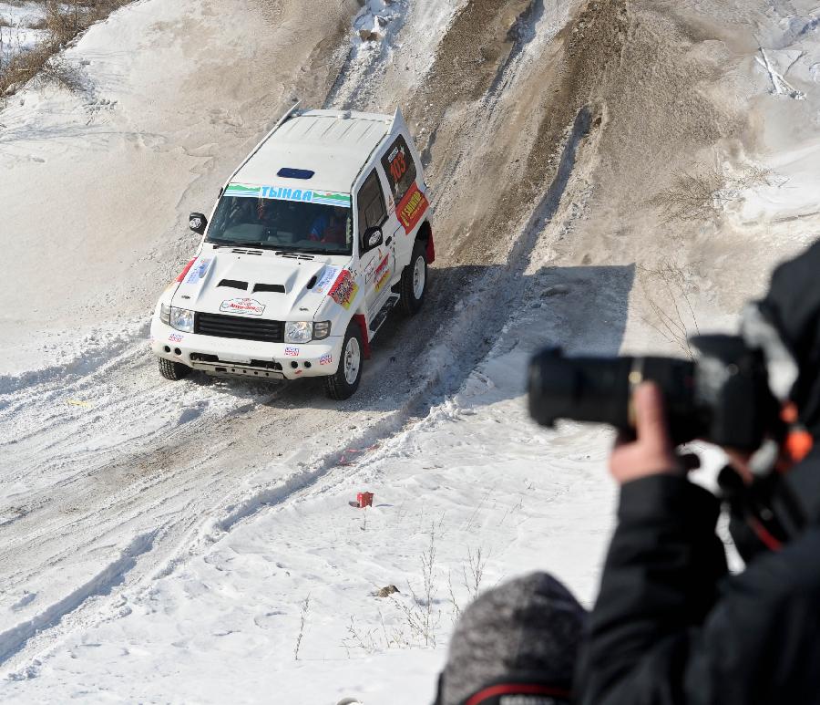 中國“冰雪達(dá)喀爾”汽車挑戰(zhàn)賽開賽