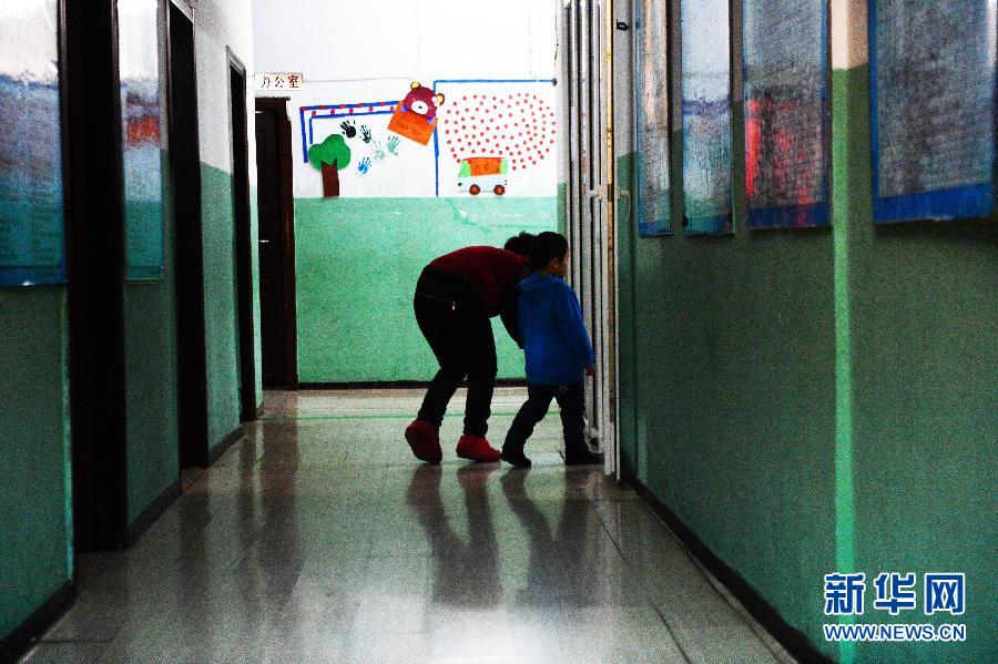 殘疾母親托起自閉癥兒子成長的希望