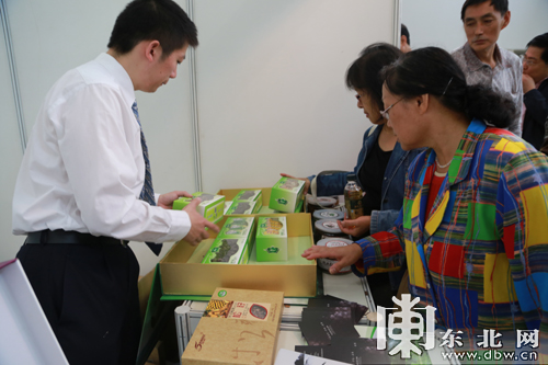 我省加強(qiáng)綠色食品營銷體系建設(shè) 專賣店開進(jìn)上海地鐵站