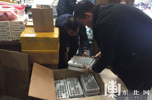 透籠小商鋪非法銷售“美瞳”當場扣查萬余只