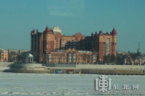 兩極冰雪挑戰(zhàn)賽賽事過半 參賽車輛和車手抵達呼瑪